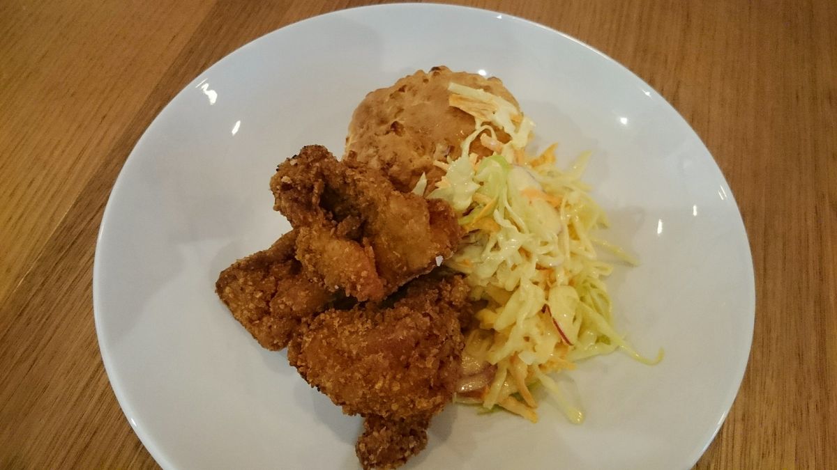 Smażony udziec z kurczaka ze skórą w panierce (KFC)