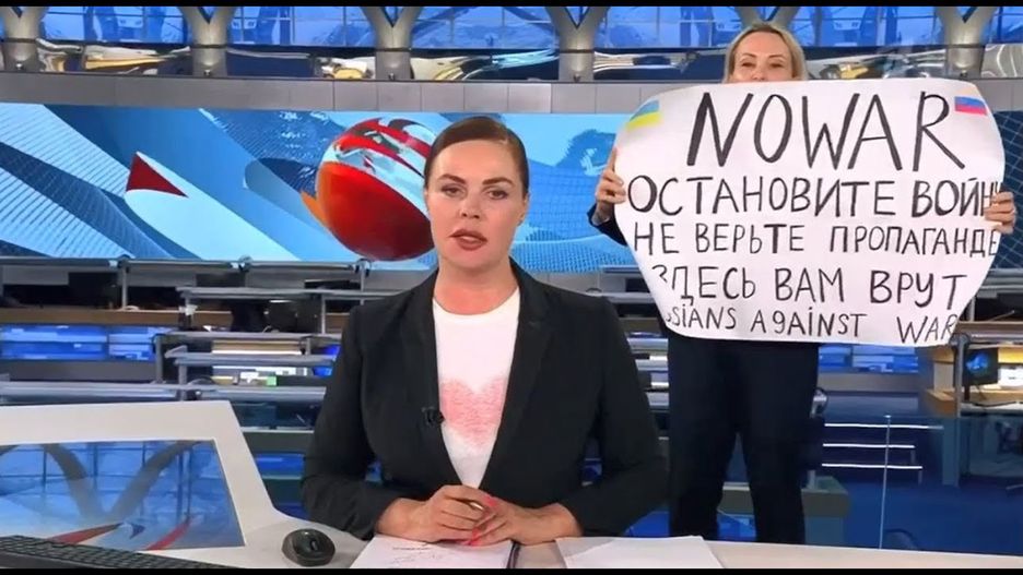Zdaniem kolegów z Kanału Pierwszego Marina Ovsyannikova jest brytyjskim szpiegiem