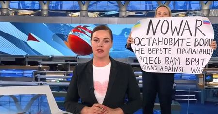 Rosyjska prezenterka protestowała na wizji. Koledzy oskarżyli ją o szpiegostwo