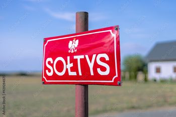 Sołtysi z powiatu sępoleńskiego z odznakami marszałka województwa kujawsko-pomorskiego. Mamy zdjęcia z gali