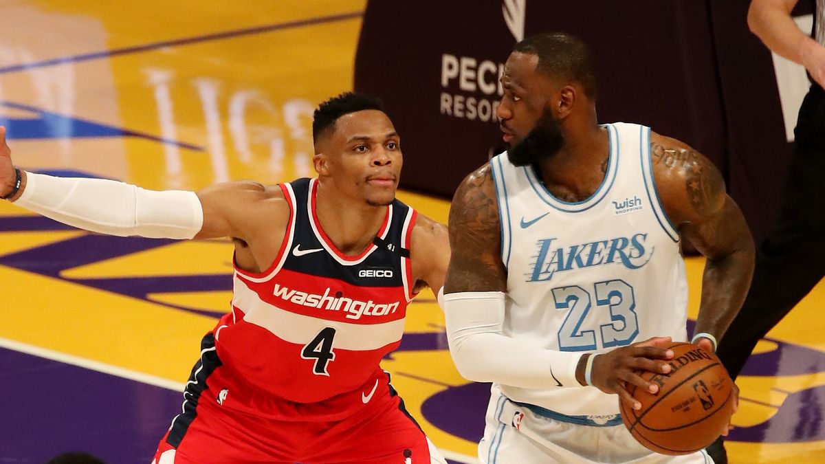 Getty Images / Katelyn Mulcahy / Na zdjęciu: Russell Westbrook (z lewej) i LeBron James