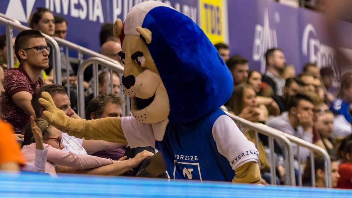 WP SportoweFakty / Michał Domnik / Na zdjęciu: maskotka Wybrzeża Gdańsk