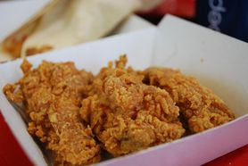 Smażone skrzydełko z kurczaka ze skórą w panierce (KFC)