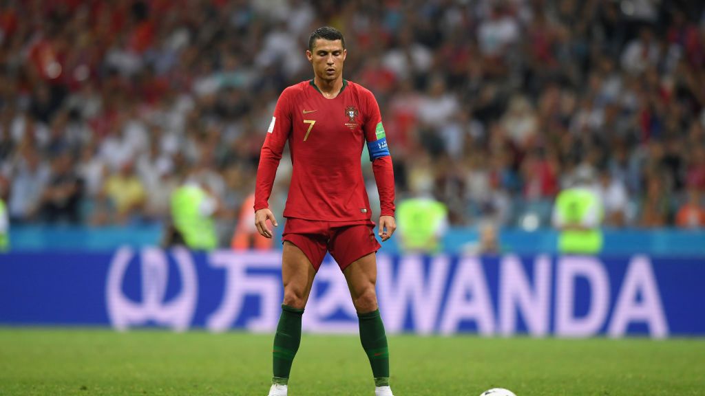 Cristiano Ronaldo przygotowany do wykonania rzutu wolnego