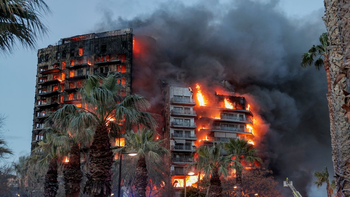 Zdjęcie okładkowe artykułu: PAP/EPA / Manuel Broque / pożar w Walencji