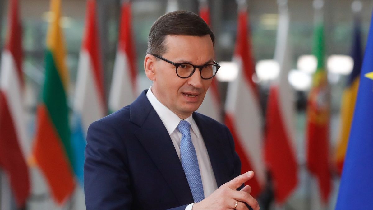 Na zdjęciu Mateusz Morawiecki na szczycie w Brukseli. Za nim flagi unijne