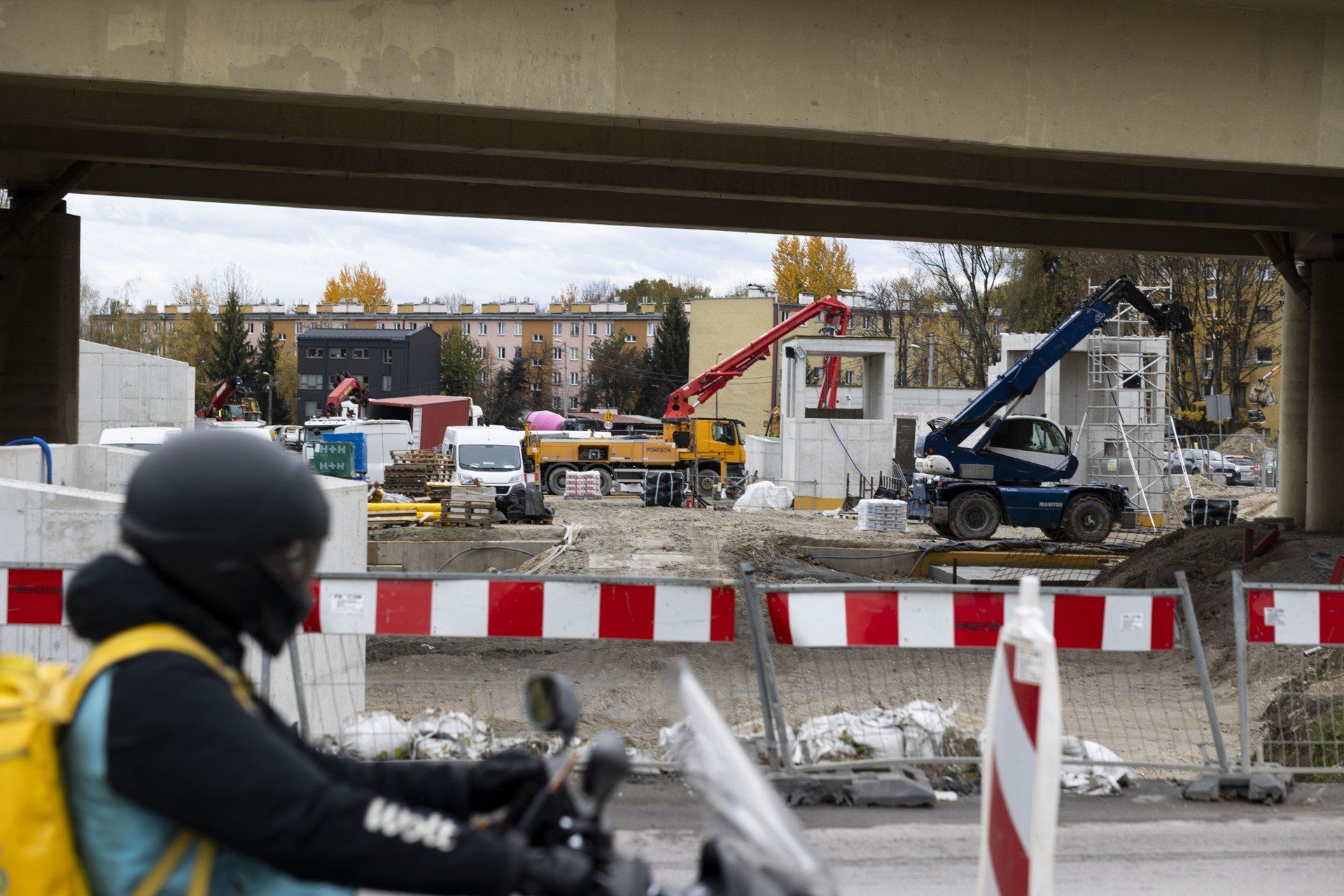 Przejazd przez teren budowy linii tramwajowej do Mistrzejowic w Krakowie