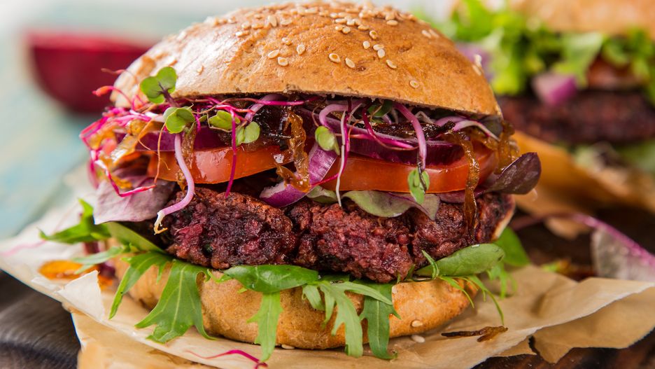 Burgery z pieczonych buraków. Zdziwisz się, jakie są pyszne