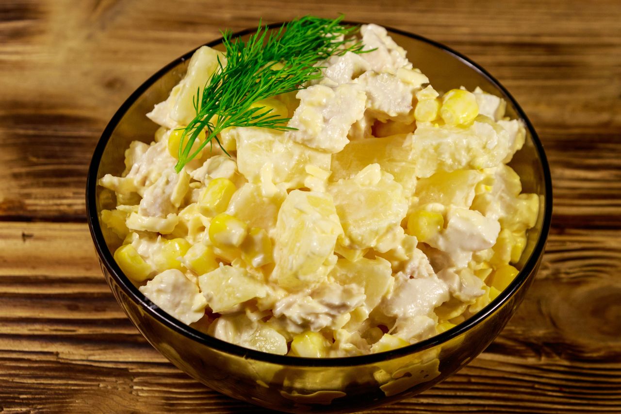 Na wizytę księdza teściowa robi sałatkę z kurczakiem siostry Anastazji. Tak pyszna, że przepis krąży po całej parafii