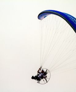 Lubelskie: Wypadek paralotni. Pilot był pod wpływem alkoholu. Runął z 30 metrów