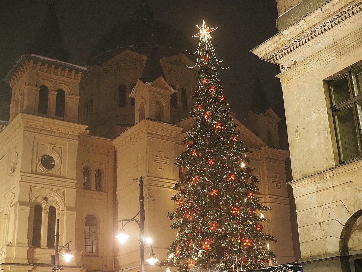 Tłum na placu Wolności na sobotniej imprezie inaugurującej świąteczną iluminację i jarmark