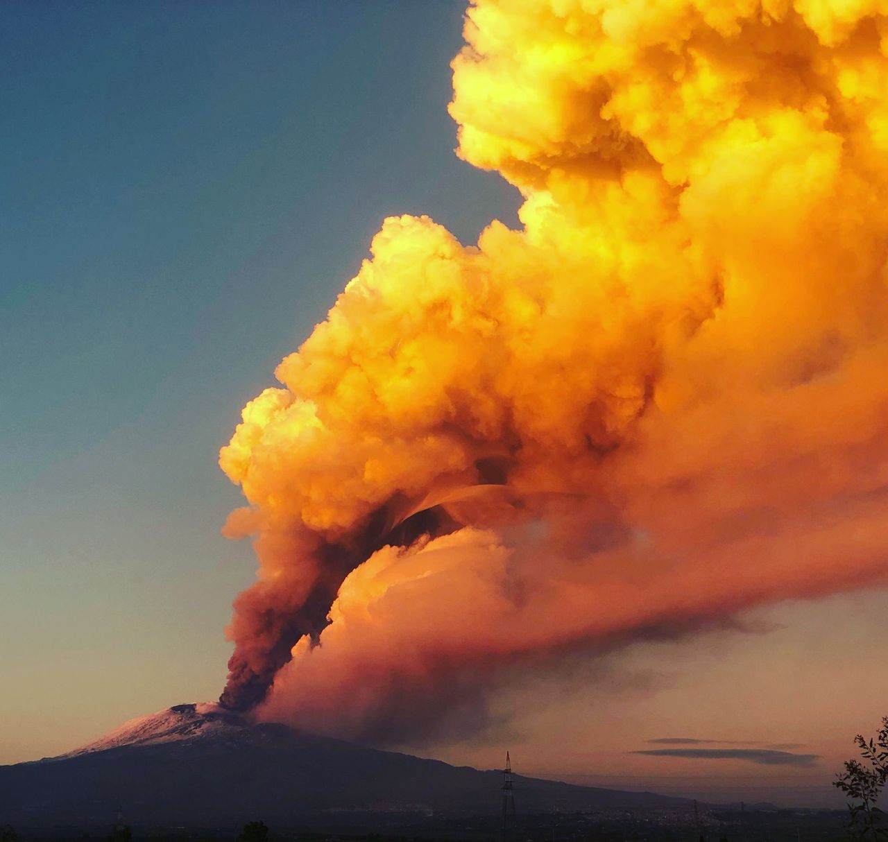 Erupcja wulkanu Etna na zdjęciach. Jest piękna i przerażająca jednocześnie