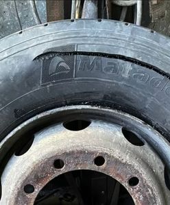 Chciał napompować oponę. 54-latek nie żyje