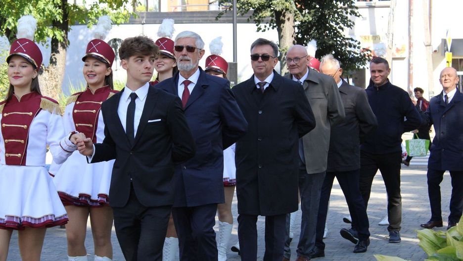 Barwny polonez na włoszczowskim rynku z okazji jubileuszu 80-lecia I Liceum Ogólnokształcącego imienia generała Władysława Sikorskiego we Włoszczowie