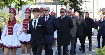 Włoszczowa: 80 lat I Liceum Ogólnokształcącego im. generała Władysława Sikorskiego. Uroczystości, występ mażoretek i polonez na rynku
