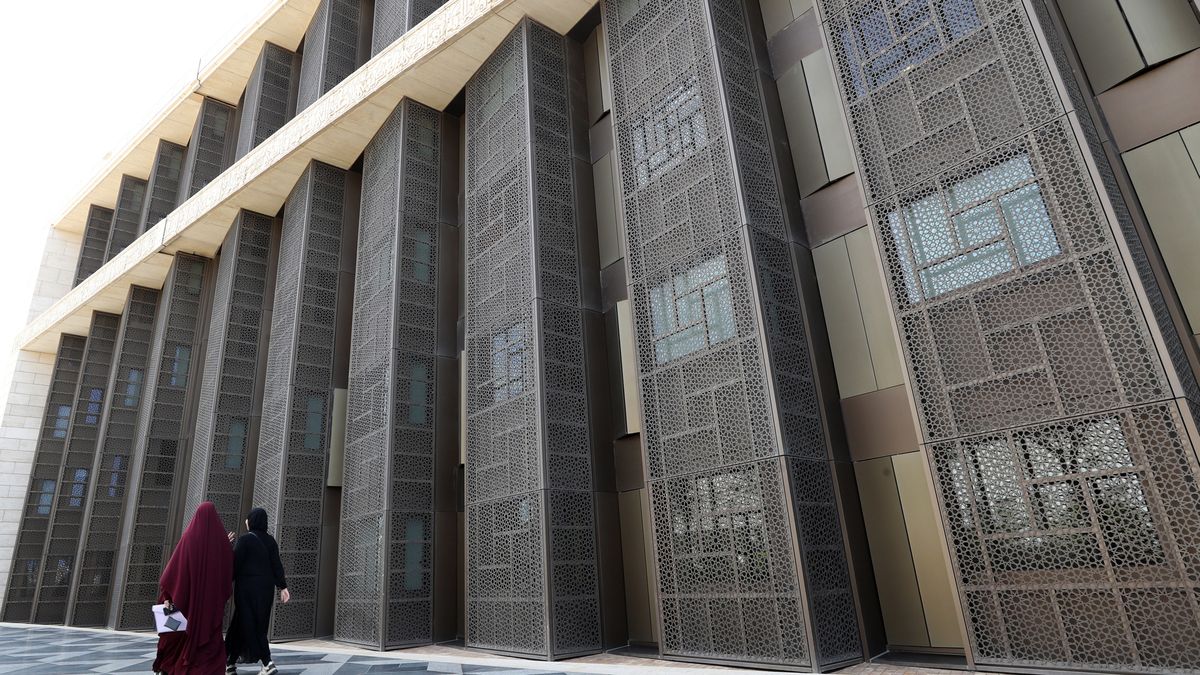 Two women walk outside of the Great Mosque of Algiers, or Djamaa El-Djazair, in Algiers, Algeria, 07 April 2025. The Great Mosque of Algiers, covering an area of nearly ??30 hectares, is the largest mosque in Africa and the third largest mosque in the world, after the Al-Haram Mosque in Mecca and the Al-Nabawi Mosque in Medina, both in Saudi Arabia. It boasts the world's tallest minaret, reaching 265 meters, with an observation deck at its summit for visitors. EPA/MOHAMED MESSARA Dostawca: PAP/EPA.