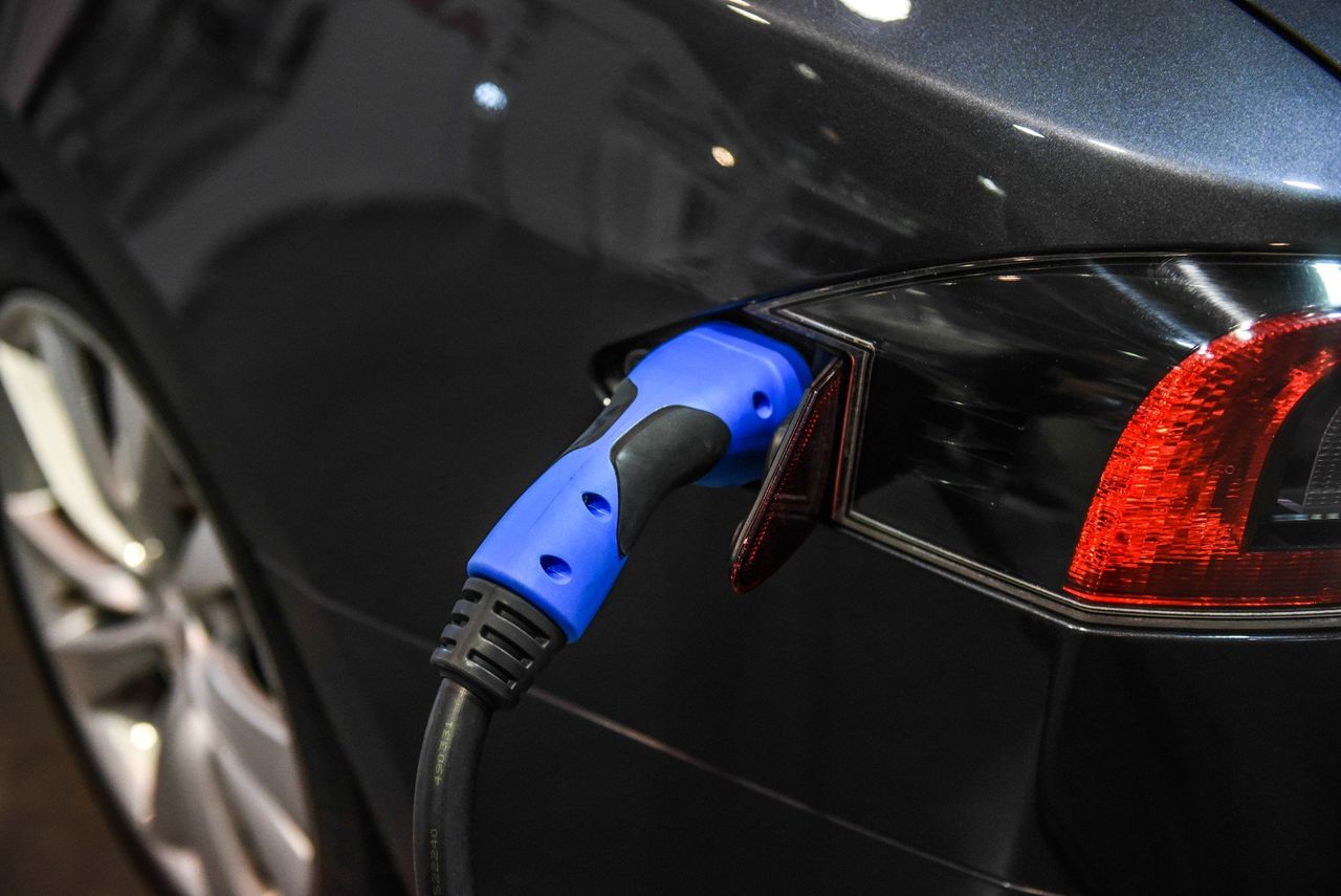 Polacy chcą jeździć elektrykami. Powstrzymuje nas tylko jedno