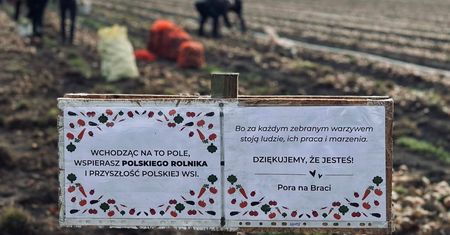 Rolnicy postawili tabliczkę na polu. Czekali na to cały rok