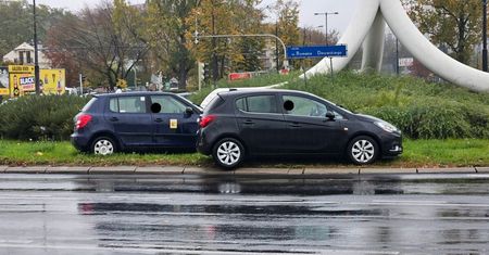 Kolizja na rondzie przy Zamku. Kierująca alternatywnej taksówki na aplikacje uderzyła w tył opla