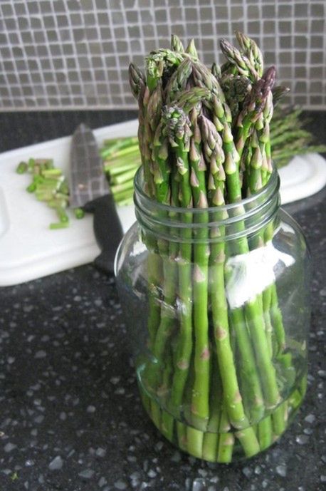 Przechowuj je w naczyniu z wodą, a przedłużysz ich żywotność.