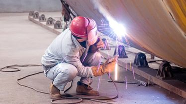 Spawacz może pracować na hali produkcyjnej