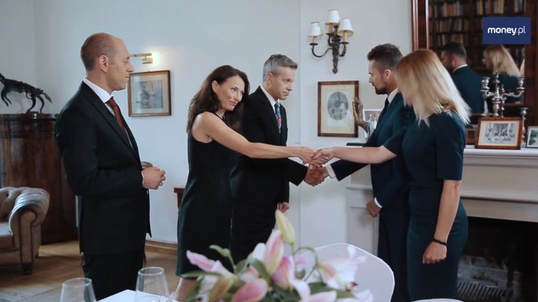 Kogo komu przedstawić? Kto pierwszy podaje rękę? Ekspert wyjaśnia zasady savoir vivre'u