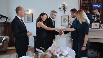 Kogo komu przedstawić? Kto pierwszy podaje rękę? Ekspert wyjaśnia zasady savoir vivre'u