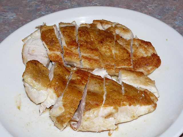 Smażona pierś z kurczaka bez skóry i panierki (KFC)