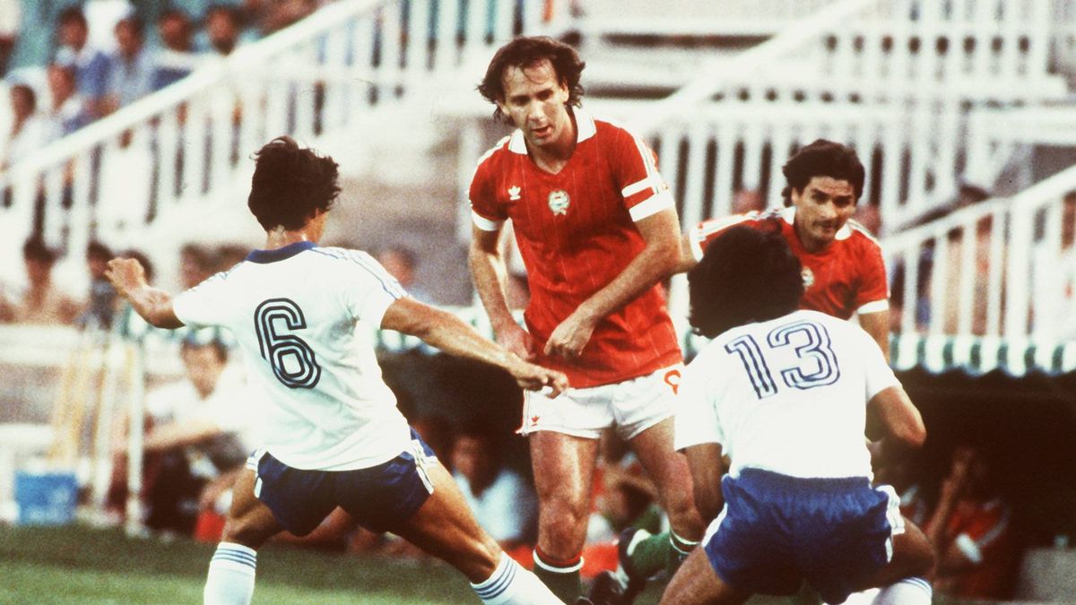 Zdjęcie okładkowe artykułu: PAP / Steadele / Na zdjęciu: fragment meczu Węgry - Salwador z 1982 r.; Joaquin Ventura (nr 6) i Jose Maria Rivas (nr 13) w walce z kapitanem Węgier Tiborem Nyilasim