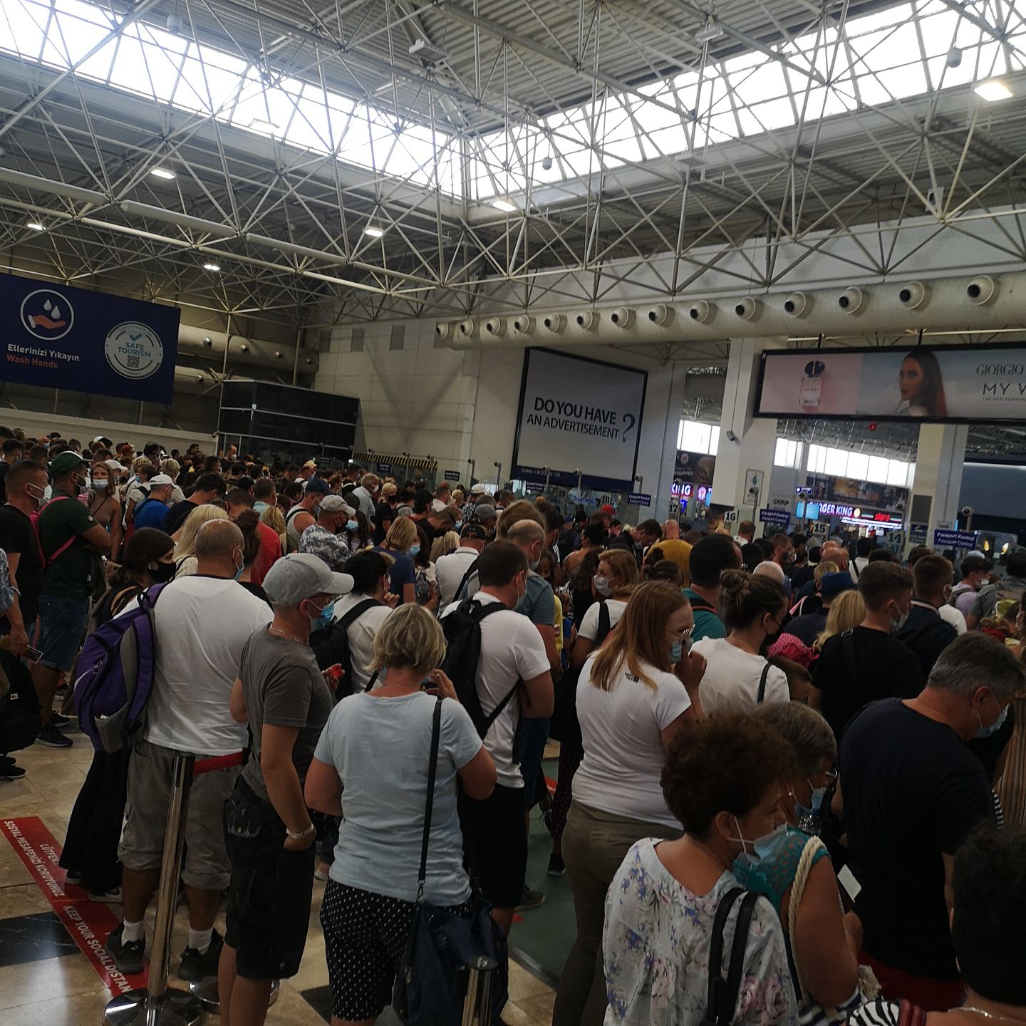 Na lotniku w Antalyi nie ma szans na zachowanie dystansu