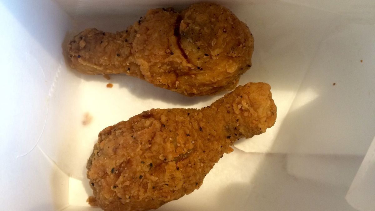 Smażone podudzie z kurczaka bez skóry i panierki (KFC)