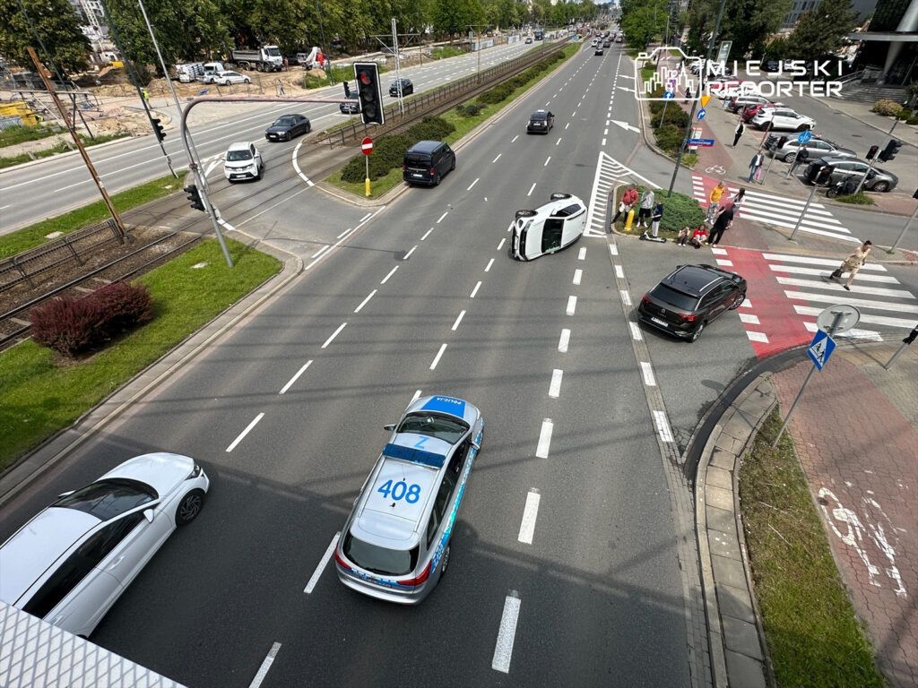 Zderzenie dwóch pojazdów na Mokotowie. Jedno auto dachowało