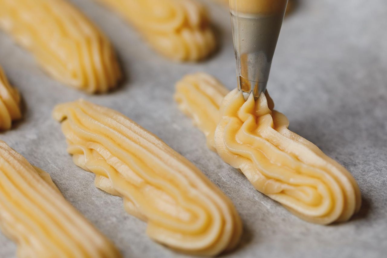 Eklerki formowane na papierze do pieczenia