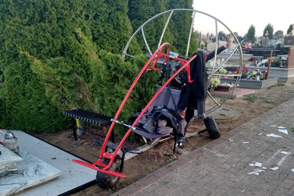 Motoparalotniarz spadł na cmentarz. Nie przeżył