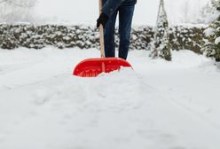 Odśnieżanie chodnika. Kto ma obowiązek usunąć śnieg sprzed posesji?