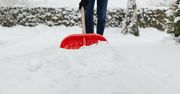 Odśnieżanie chodnika. Kto ma obowiązek usunąć śnieg sprzed posesji?
