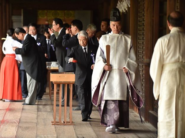 Premier Japonii złożył rytualną ofiarę w świątyni Yasukuni