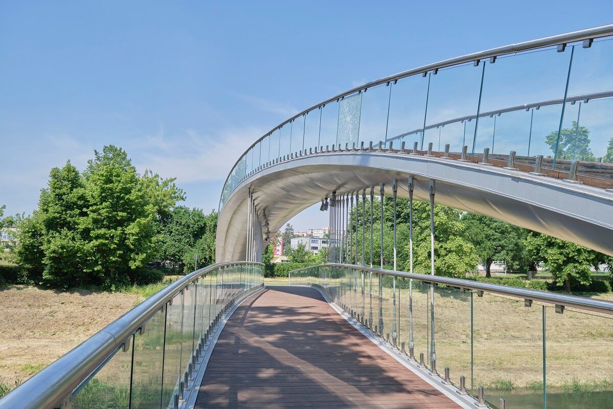 Pęknięta szklana płyta balustrady kładki przy Parku Ludowym