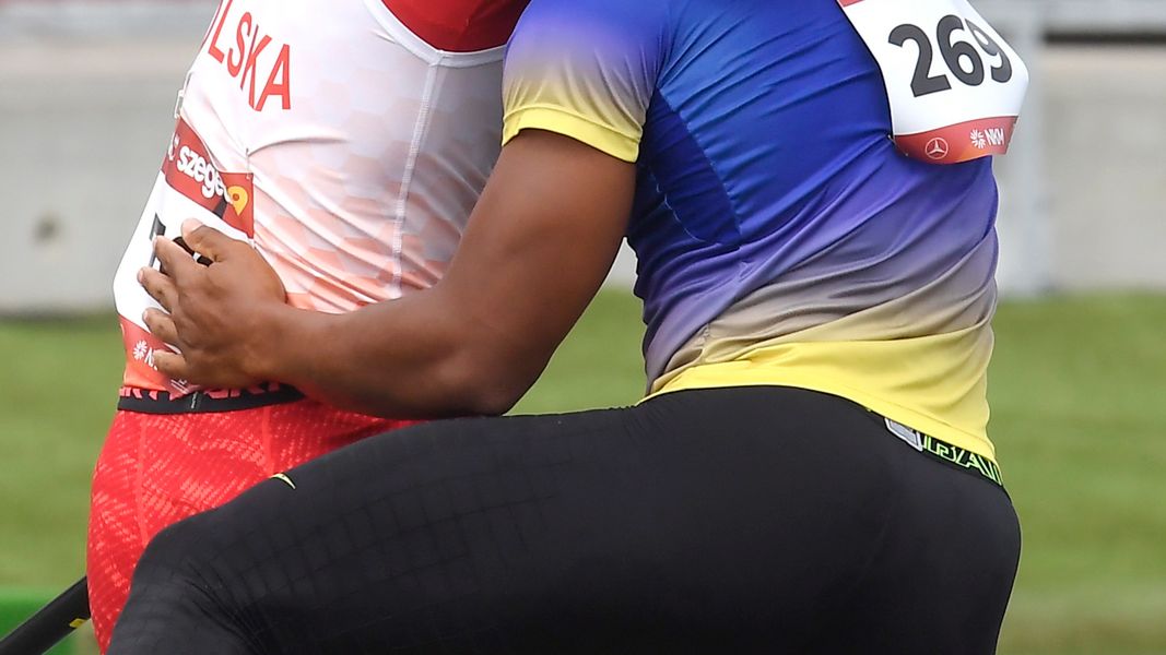 PAP/EPA / Tamas Kovacs / Na zdjęciu od lewej Tomasz Kaczor cieszy się ze srebrnego medalu na MŚ w kajakarstwie