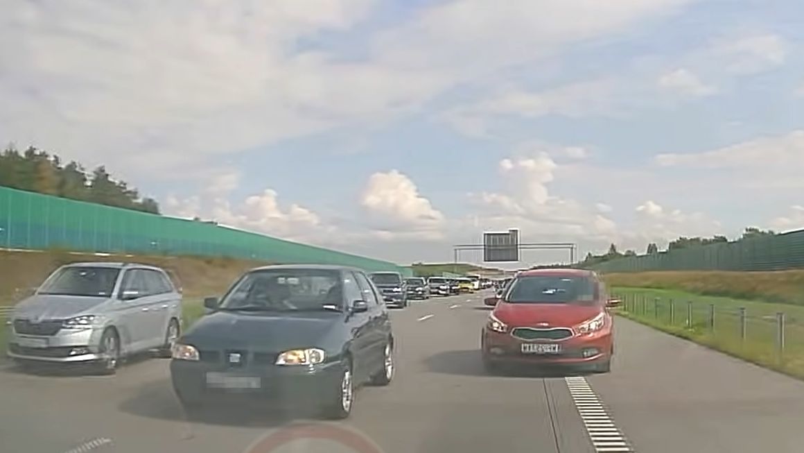 Kierowca seata jechał za wozem strażackim