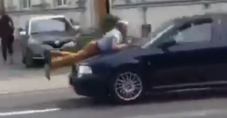 74-latek wyszedł z banku i został okradziony. Nagranie z Ostrowa Wlkp. podbija internet