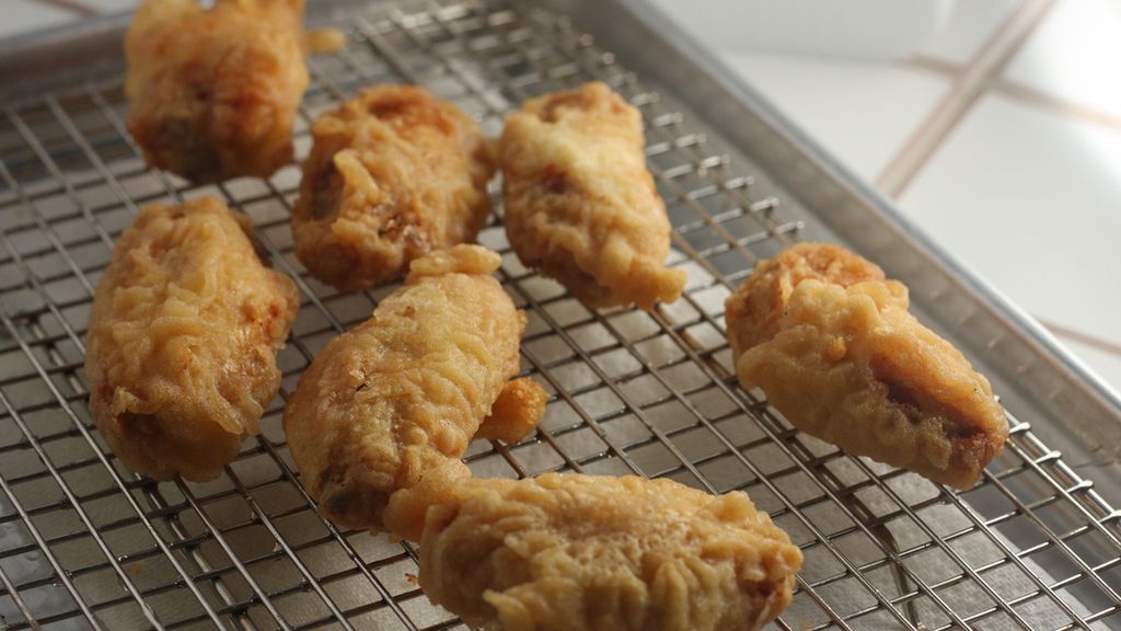 Smażone skrzydełko z kurczaka bez skóry i panierki (KFC)