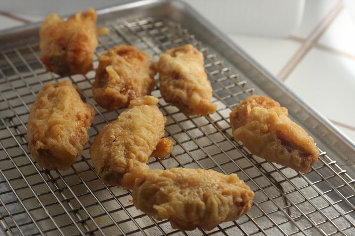 Smażone skrzydełko z kurczaka bez skóry i panierki (KFC)