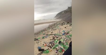 Fala śmieci w Brazylii. Popularna plaża jest zalewana odpadami