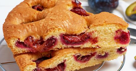 To ciasto ze śliwkami zrobisz w 10 minut. Resztę załatwi piekarnik