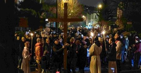 W piątek ulicami Lublina przejdą nabożeństwa Drogi Krzyżowej. Kierowcy muszą liczyć się z utrudnieniami