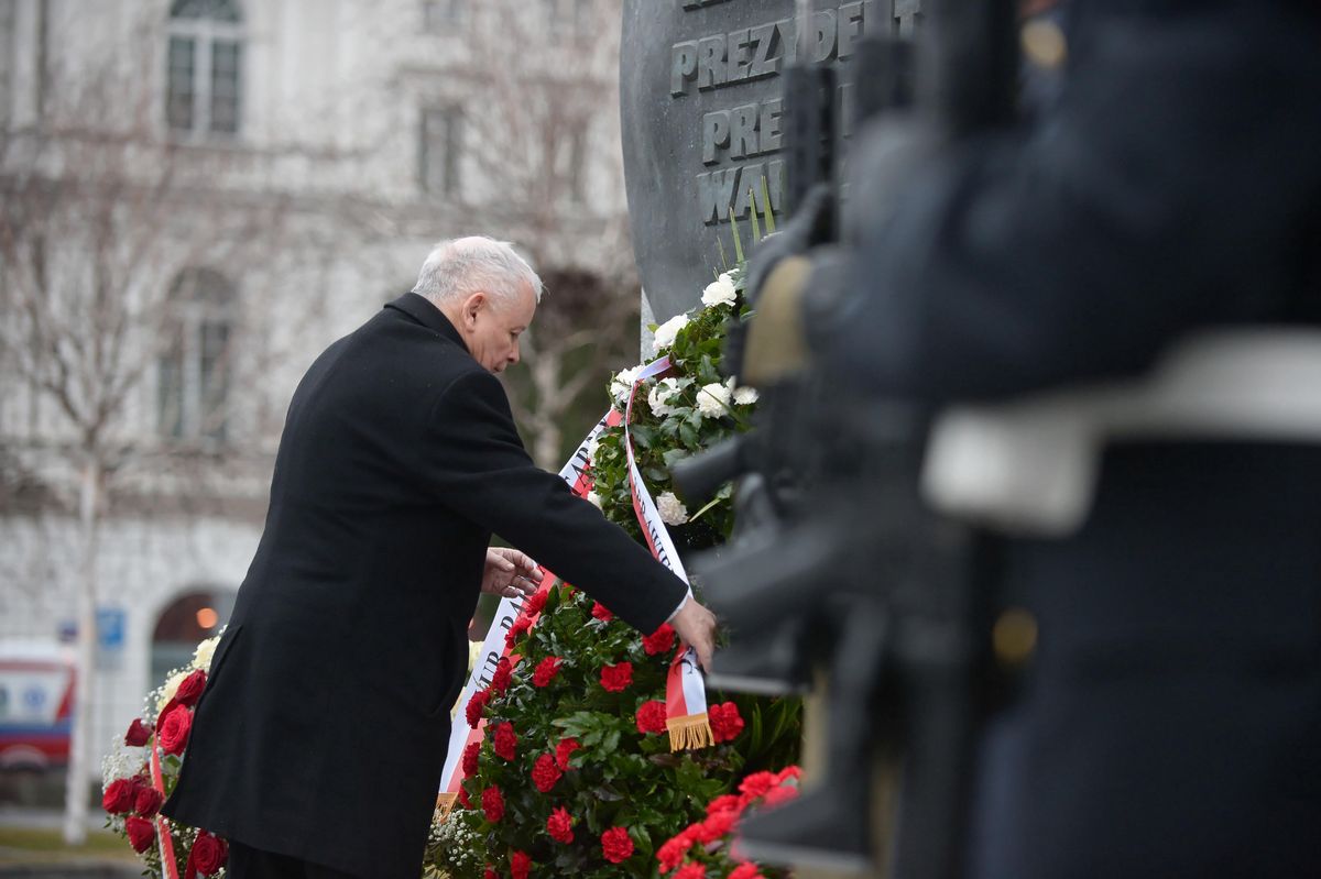 Prezes PiS Jarosław Kaczyński składa kwiaty pod pomnikiem prezydenta Lecha Kaczyńskiego na pl. Piłsudskiego, 10 luty 2022 r. 
