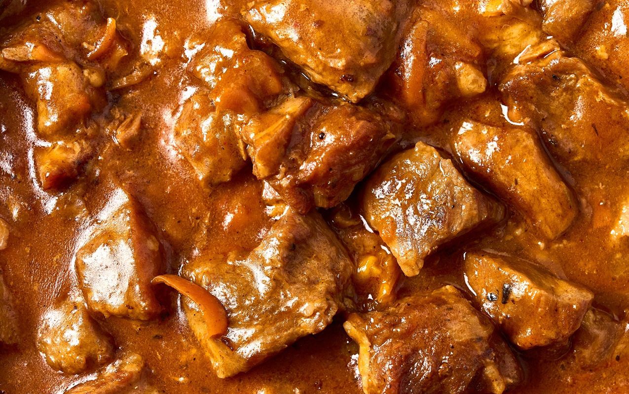 Wystarczy łyżka do gulaszu lub sosu. Mięso mięknie w mig, a zachowuje soczystość