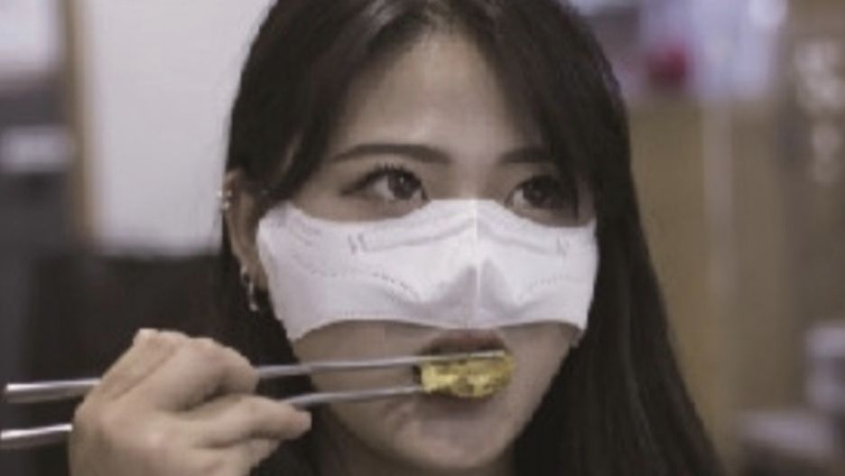 Mowy typ maseczki chroniącej przed COVID-19 robi furorę w Korei Południowej. Na czas spożywania posiłku  w miejscach publicznych można zostawić osłonę tylko na nosie (Twitter)