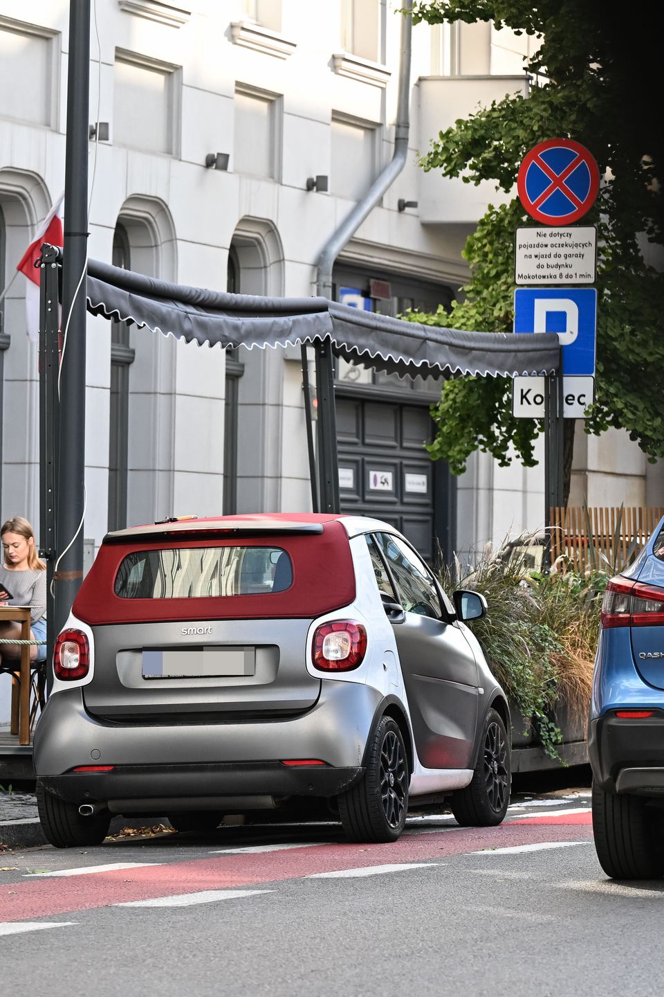 Robert Janowski parkuje na zakazie